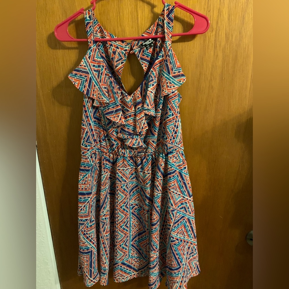 Fun and flirty juniors dress. Fun print and cute back detail.